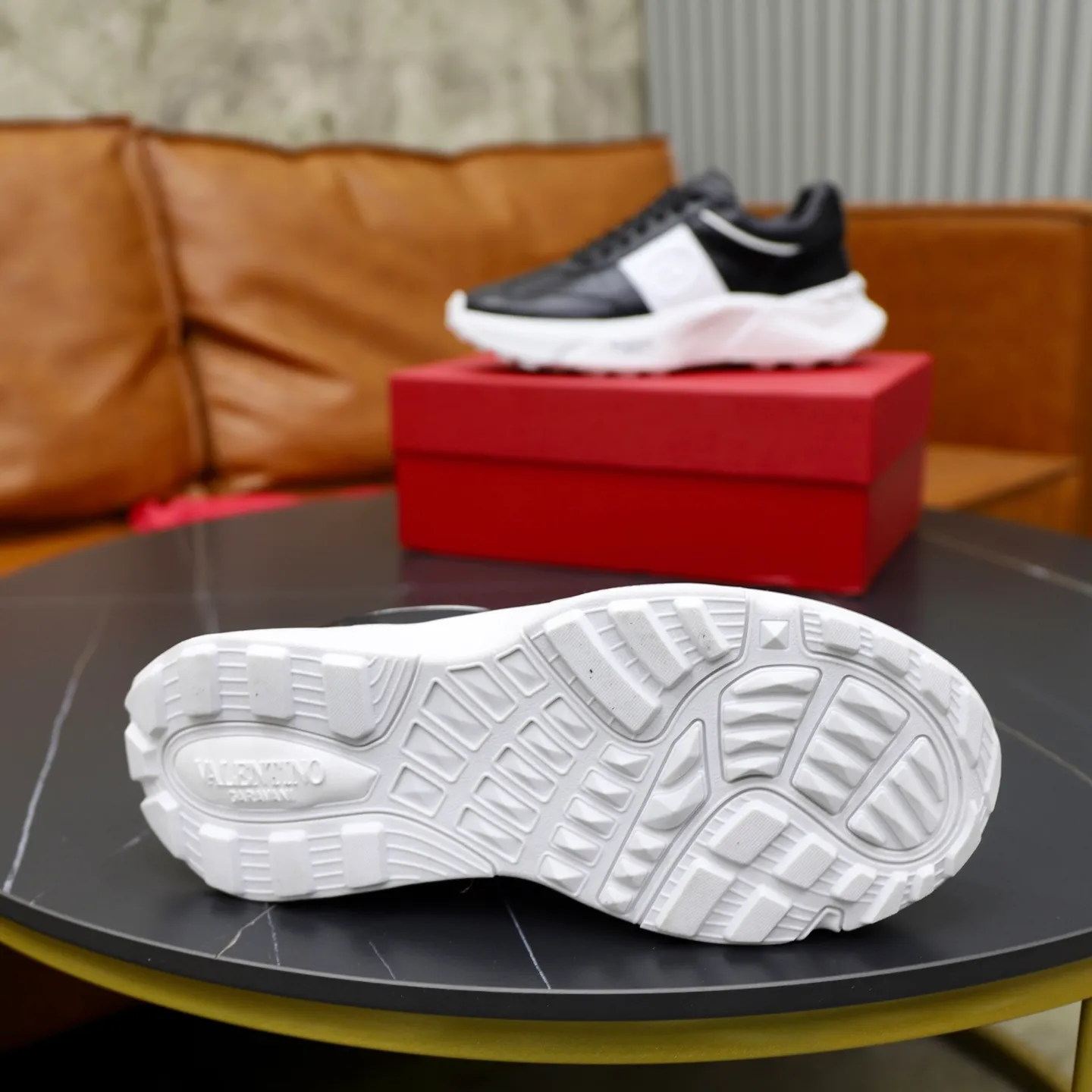 Ex-factory price: 440💰VALENTINO/Valentino Men's latest low-top thick-soled sports shoes are shipped. Made with heavy industry, men's fine casual sports shoes, versatile style. Original leather, rubber lines embellished with geometric segmented uppers, hand-sewn with precision, novel and fashionable style, rubber soles with rivet details on the front and back, VALENTINO GARAVANI LOGO printed on the side, and Valentino Garavani decorative inlay on the tongue. Logo, comfortable, breathable and durable on the feet! Comes with full original packaging! Code number: 38-39-40-41-42-43-44 (45 can be customized)